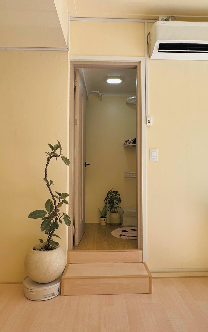 수업 공간과 샤워·세면 공간을 나누는 문